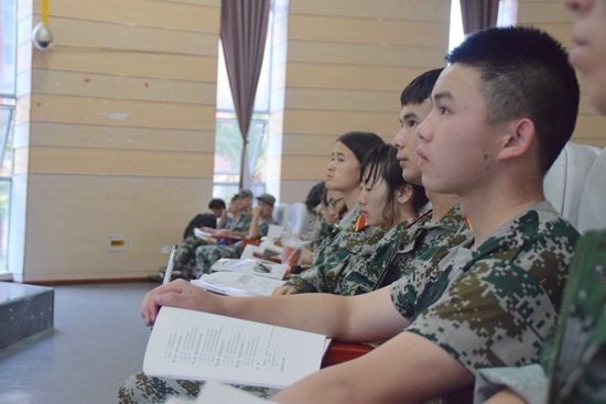 军训2015级学生军事理论课开课