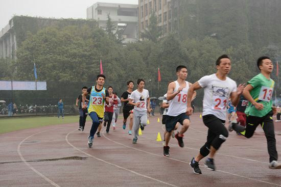 体育节与阴雨对抗的耐力赛--学生男子组5000米长跑举行