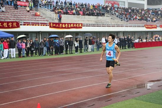 体育节学生男子组4×400米接力赛决赛举行
