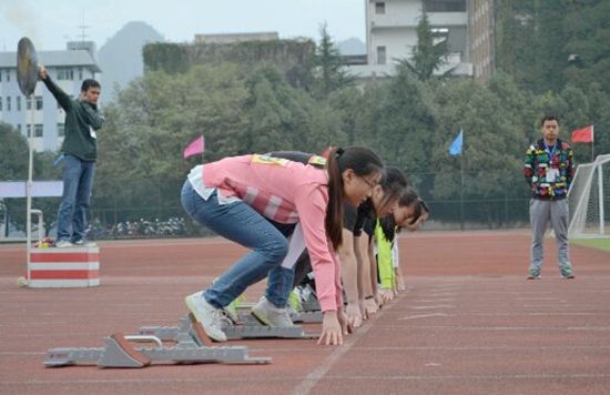 体育节学生女子组100米栏预赛开赛